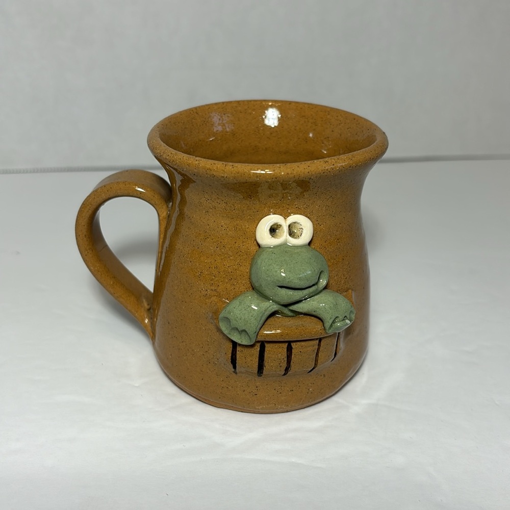 Art Pottery Mug With 3D Frog 3 1/2” Tall Speckled Tan Brown Googly Eyed Frog